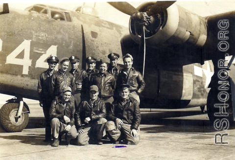 Harold Filer (far left) in front of B-24D bomber "Boomerang III" (#42-40244) during the Second World War.