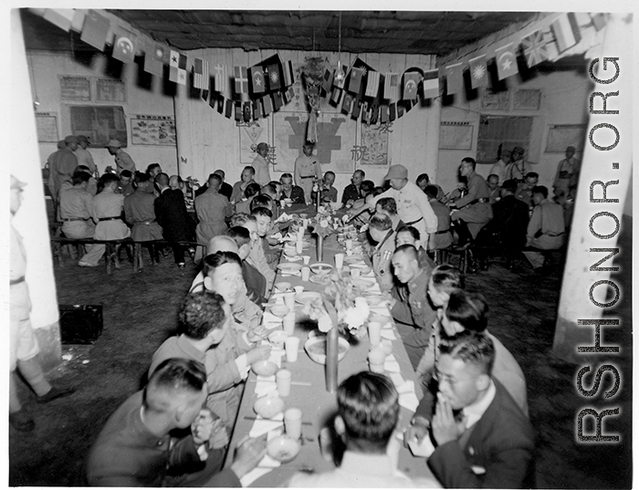A banquet at the rally. At the end is a row of privileged foreign (American) military officers seated to the right and left, hosted by Zheng Tingji (郑庭笈), commander of the 48th Army Division (陆军第四十八师 ), at the center--showing that this rally is focused on the 48th Army Division.