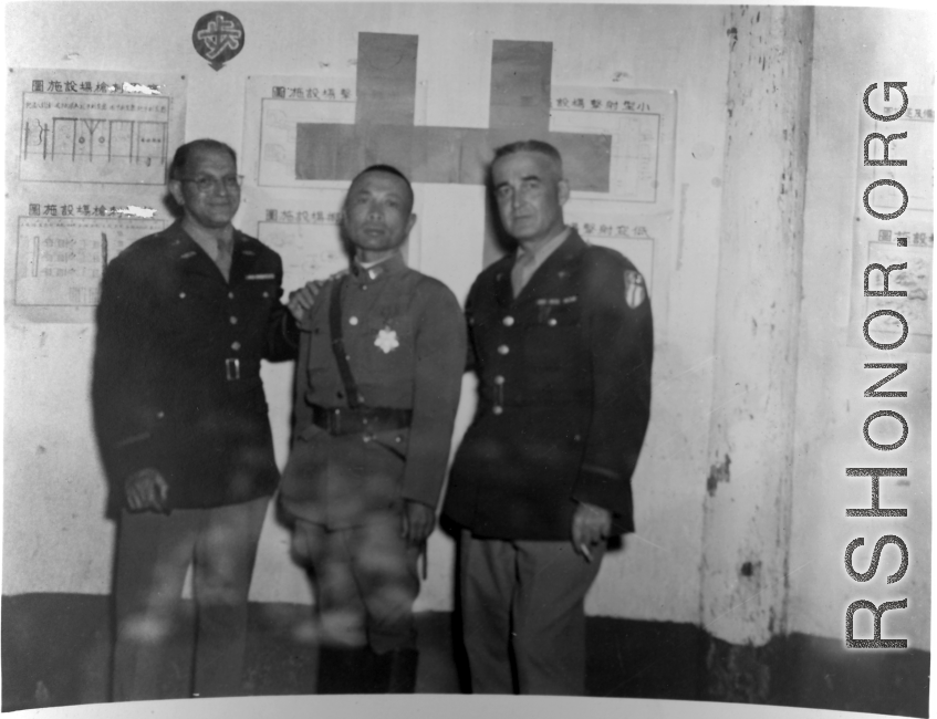 A very emaciated and weary-looking Zheng Tingji (郑庭笈), commander of the 48th Army Division (陆军第四十八师 ), poses at the rally banquet, with two high-ranking US officers.