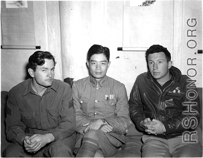 American soldiers pose with Chinese officer at the rally. On the right is Maj Richard D. Day (李察戴), who was commander of 491st Bombardment Squadron's 19th Liaison Squadron from April 26, 1943, to Sept 1944.