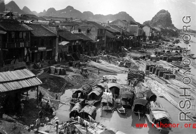 Houses, boats, and products along the riverside on the southside, at Liuzhou city, Guangxi province, China, near the US Airbase during the Second World War.  Photo from Selig Seidler.
